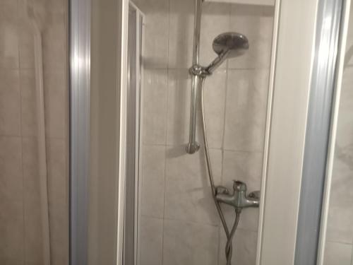 una doccia con soffione in un bagno di Dimora storica Principi di Savoia a Lecce