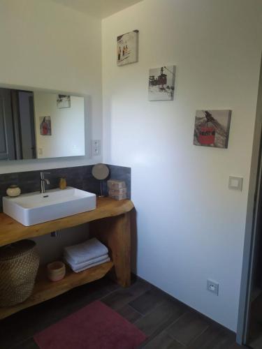une salle de bain avec un lavabo et un miroir dans l'établissement Villa 150 m2 Bordeaux Océan Porte du Médoc, à Saint-Aubin-de-Médoc