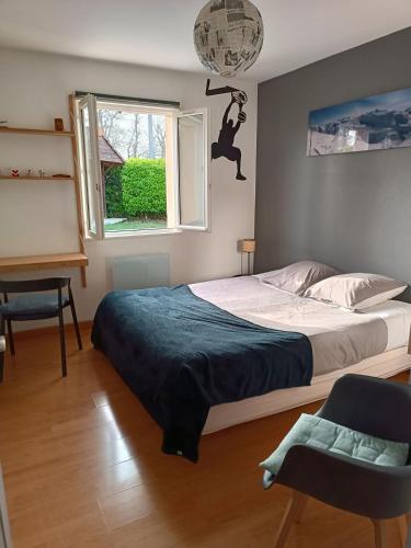 une chambre avec un lit, une fenêtre et une chaise dans l'établissement Villa 150 m2 Bordeaux Océan Porte du Médoc, à Saint-Aubin-de-Médoc