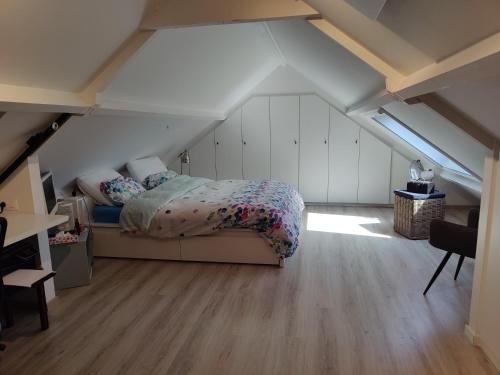 Giường trong phòng chung tại Cosy vakantie huis