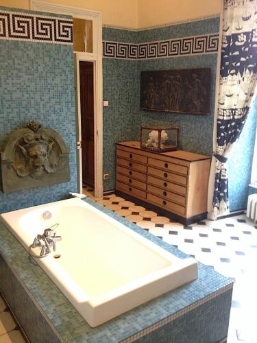 La salle de bains est pourvue d'une baignoire et d'une commode. dans l'établissement Chateau De La Chassaigne, à Thiers