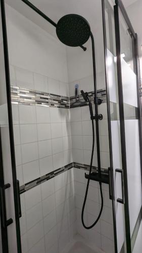 une douche avec pommeau de douche dans une salle de bain dans l'établissement Appartement vue mer - accès direct à la plage - 4 à 5 personnes, à Saint-Hilaire-de-Riez