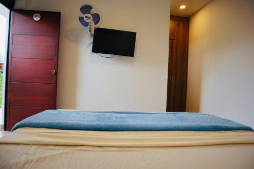 Televisyen dan/atau pusat hiburan di Eco Hotel Campestre Atlantis San Joaquín La Mesa