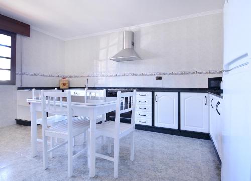 Kuchyň nebo kuchyňský kout v ubytování Apartamento próximo a la Playa de As Sinas