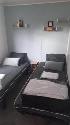 - une chambre avec 2 lits et une table dans l'établissement Mobil home à Vias - Vos vacances à la mer, à Vias