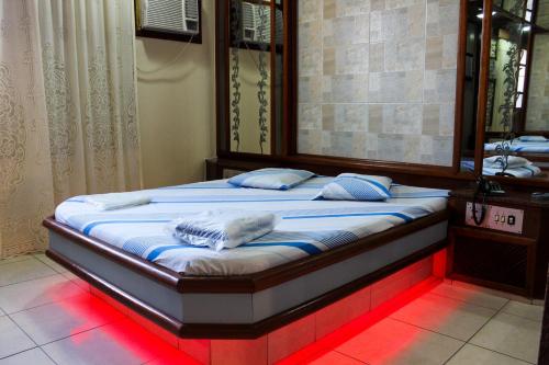 1 dormitorio con 1 cama con espejo. en Station Hotel (Adults Only), en Río de Janeiro