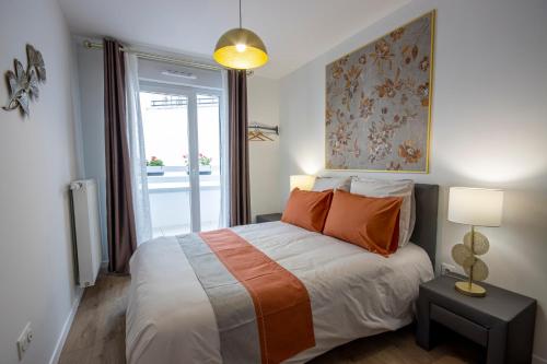 une chambre avec un grand lit et une fenêtre dans l'établissement Appartement cosy aux portes de Disney - 7 pers, à Chessy