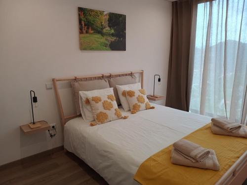 a bedroom with a bed with teddy bears on it at Quinta do Tojo in Alufinha
