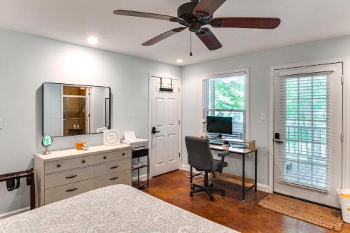 une chambre avec un lit, un bureau et un ventilateur de plafond dans l'établissement Riverfront Cottage Near Rock Island State Park, à Doyle