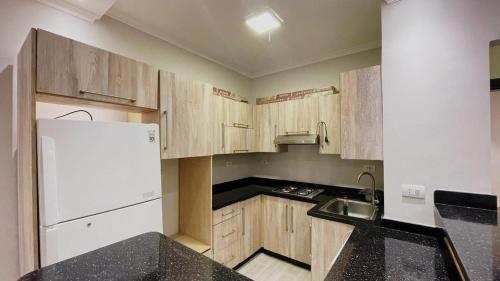 Η κουζίνα ή μικρή κουζίνα στο شقة فندقية داخل بيفرلي هيلز الشيخ زايد رقم هاتف صفر صفر اتنين صفر واحد واحد صفر اتنين اربعه ثلاثه صفر 222