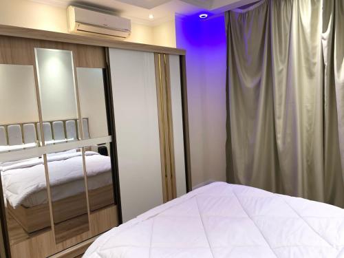 Ένα ή περισσότερα κρεβάτια σε δωμάτιο στο شقة فندقية داخل بيفرلي هيلز الشيخ زايد رقم هاتف صفر صفر اتنين صفر واحد واحد صفر اتنين اربعه ثلاثه صفر 222