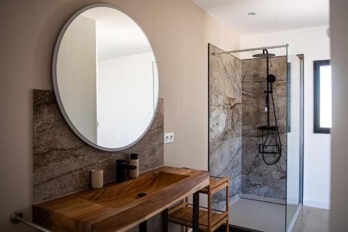 une salle de bain avec un lavabo en bois et un miroir dans l'établissement Villa des pins - sud Ardèche 4 lits - 6 pers, à Lablachère