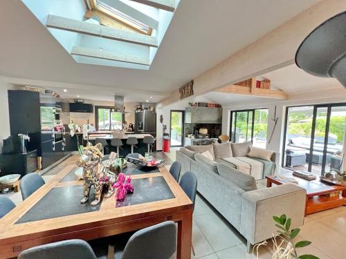 un salon avec un canapé et une table dans l'établissement Bidart Biarritz Ilbaritz Plage Piscine, à Bidart