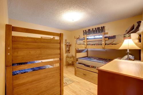 sypialnia z 2 łóżkami piętrowymi i biurkiem w obiekcie Riverside Condo in Downtown Winter Park! w mieście Winter Park