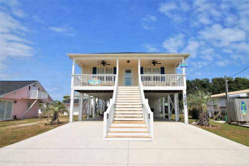 una casa con una scala che vi conduce di Beach Therapy a Surf City