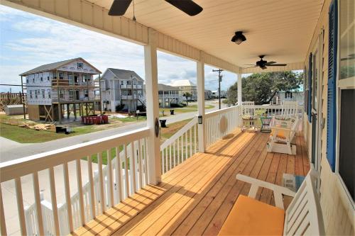 una veranda con vista su una casa di Beach Therapy a Surf City