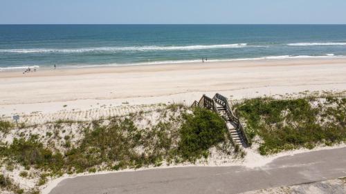 Luftaufnahme eines Strandes und des Meeres in der Unterkunft Beachside Bungalow in North Topsail Beach