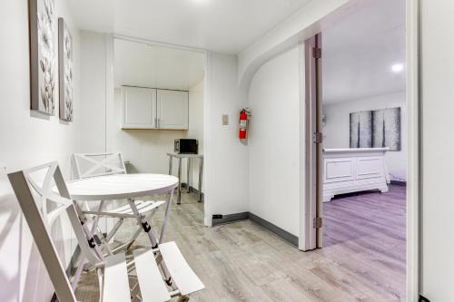 Postel nebo postele na pokoji v ubytování Convenient Apt 2 Mi to Sprain Ridge Park!
