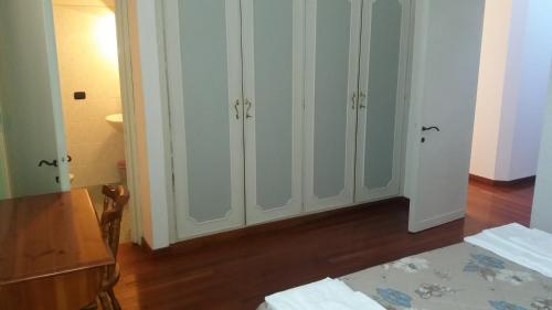 a room with white cabinets and a wooden table at LeonessAffittacamere in Leonessa