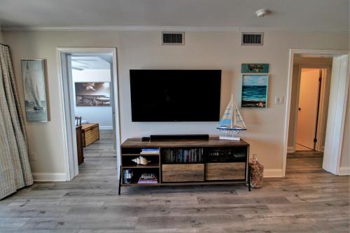 TV a/nebo společenská místnost v ubytování Queen's Grant A-302