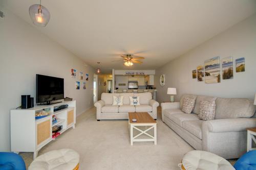 トップセール・ビーチにあるQueen's Grant E-216のソファとテレビのあるリビングルーム