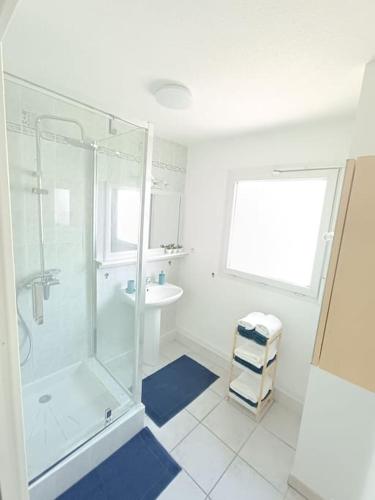 une salle de bain blanche avec une douche et un lavabo dans l'établissement Magnifique T3 - Grande Terrasse - Parking Privé, à Montpellier