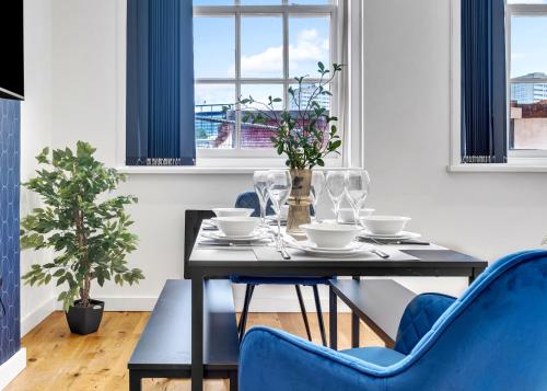 Un comedor con una mesa y sillas azules. en Sloane House, en Birmingham