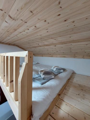Postel nebo postele na pokoji v ubytování Tiny Loft House in Halkidiki