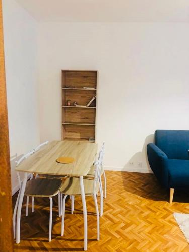 - un salon avec une table et des chaises dans l'établissement CosyRoom, à Limoges