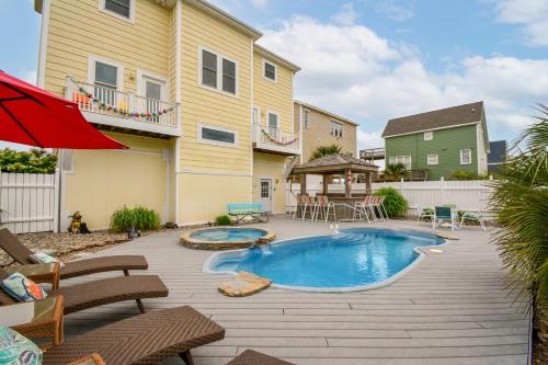 eine Terrasse mit einem Pool und Stühlen sowie ein Haus in der Unterkunft Shore Blessed in North Topsail Beach