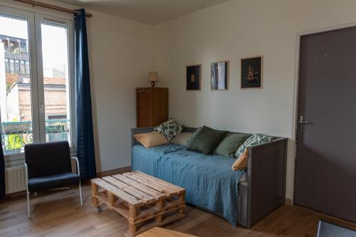 Χώρος καθιστικού στο Confortable deux pièces aux portes de Paris