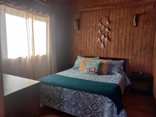a bedroom with a bed and a window at Casa Puente en Rivadavia in Vicuña