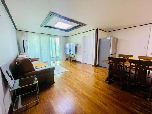 The biggest three bedroom in Hongdae, Sinchon, Yonsei_3