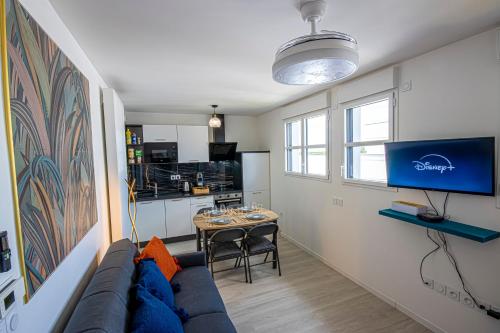 a living room with a couch and a table at Studio cosy aux portes de Disney in Chessy