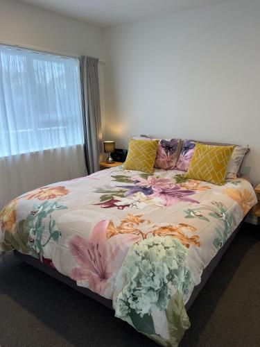 拉塞尔Russell Apartment - Unit 1的一间卧室配有一张带鲜花的大床
