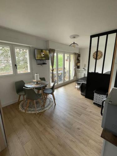 un salon avec une table et des chaises dans l'établissement Studio rénové 100m plage - Grand balcon - Parking, à Villers-sur-Mer