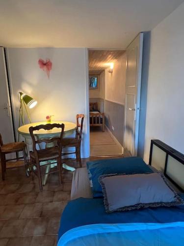 une chambre avec un lit et une table et une salle à manger dans l'établissement Triplex T4 83m2 vue mer avec le patio et l'arrivée autonome, à Bandol