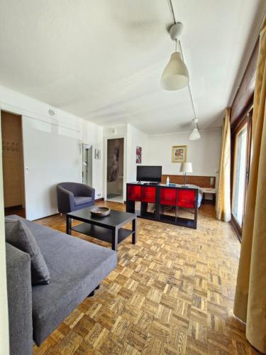 ein Wohnzimmer mit Sofa und Tisch in der Unterkunft Vaste studio 10 min ORLY 20 min Paris by RER B in Massy