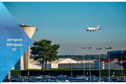 an airplane is flying over a parking lot at Évasion à proximité de Bordeaux - Piscine Privée in Podensac
