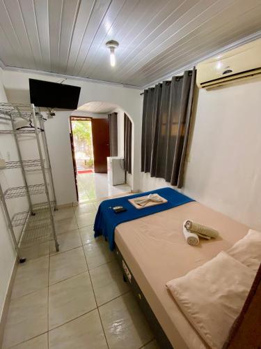a room with a bed and a ladder in it at Ilha Grande Trip Economic in Abraão