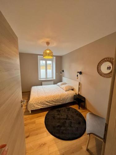 une petite chambre avec un lit et une fenêtre dans l'établissement Appartement agréable proche centre-ville et gare, à Belfort