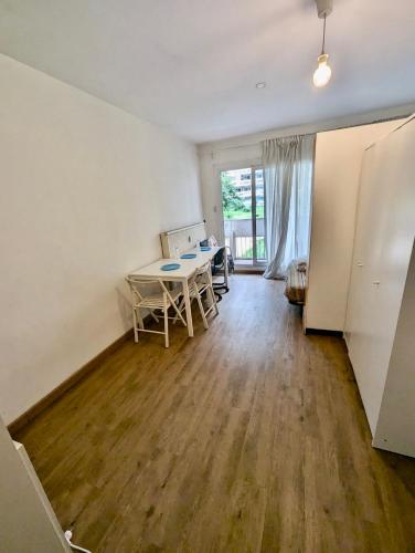 Photo de la galerie de l'établissement Appartement Proche Centre & Station Service avec parking privé Gratuit, à Grenoble