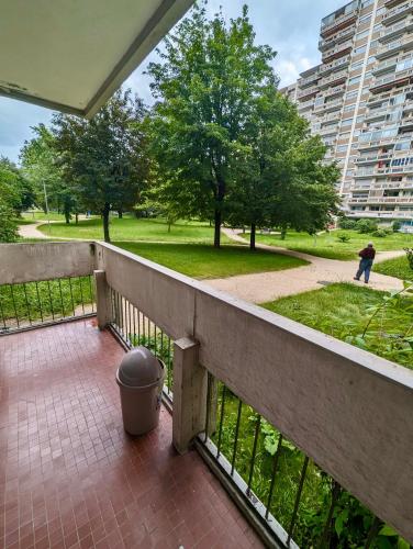 Photo de la galerie de l'établissement Appartement Proche Centre & Station Service avec parking privé Gratuit, à Grenoble