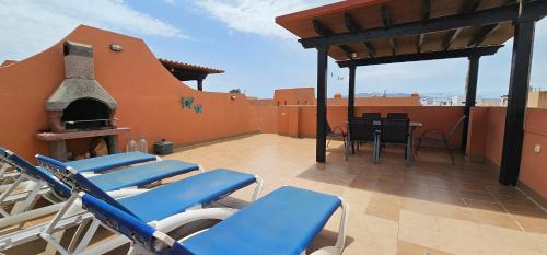 Balkón nebo terasa v ubytování Homes of Spain, Apartamentos Paraíso Vera Playa, Ed Palmerston, Atico A con piscina privada y vistas al mar, 50m de la playa, WIFI