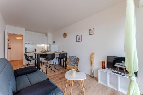 un salon avec un canapé et une table dans l'établissement Appartement Darsena - Welkeys, à Arcachon