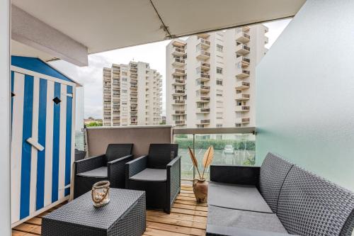 d'un balcon avec des chaises et une table. dans l'établissement Appartement Darsena - Welkeys, à Arcachon