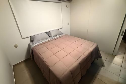 una piccola camera con letto rosa di Bayview Luxury Umarizal a Belém