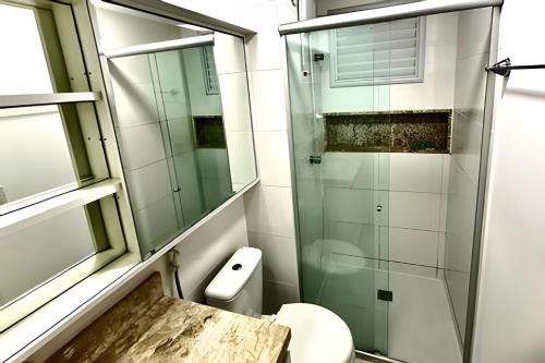 un bagno con doccia in vetro e WC di Bayview Luxury Umarizal a Belém