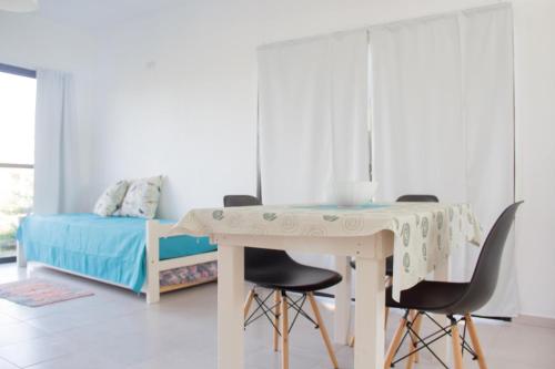 1 dormitorio con mesa, sillas y 1 cama en VironasApartFederacion, en Federación