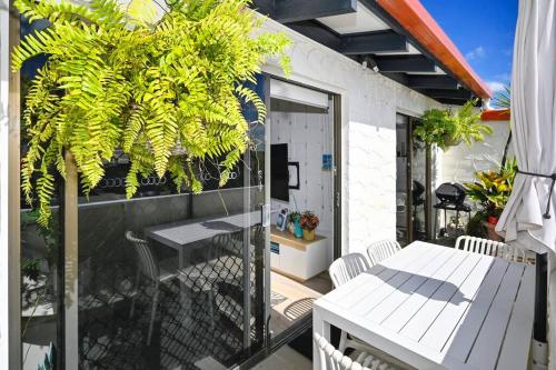 Μπαλκόνι ή βεράντα στο Beachfront 1BR, Loft - Surf, Cafe, Relax